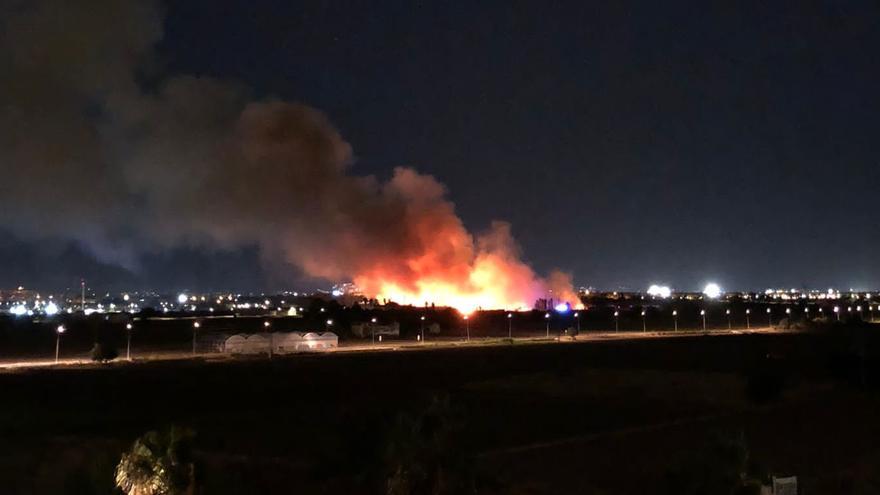 Un gran incendio de matorrales sorprende en València