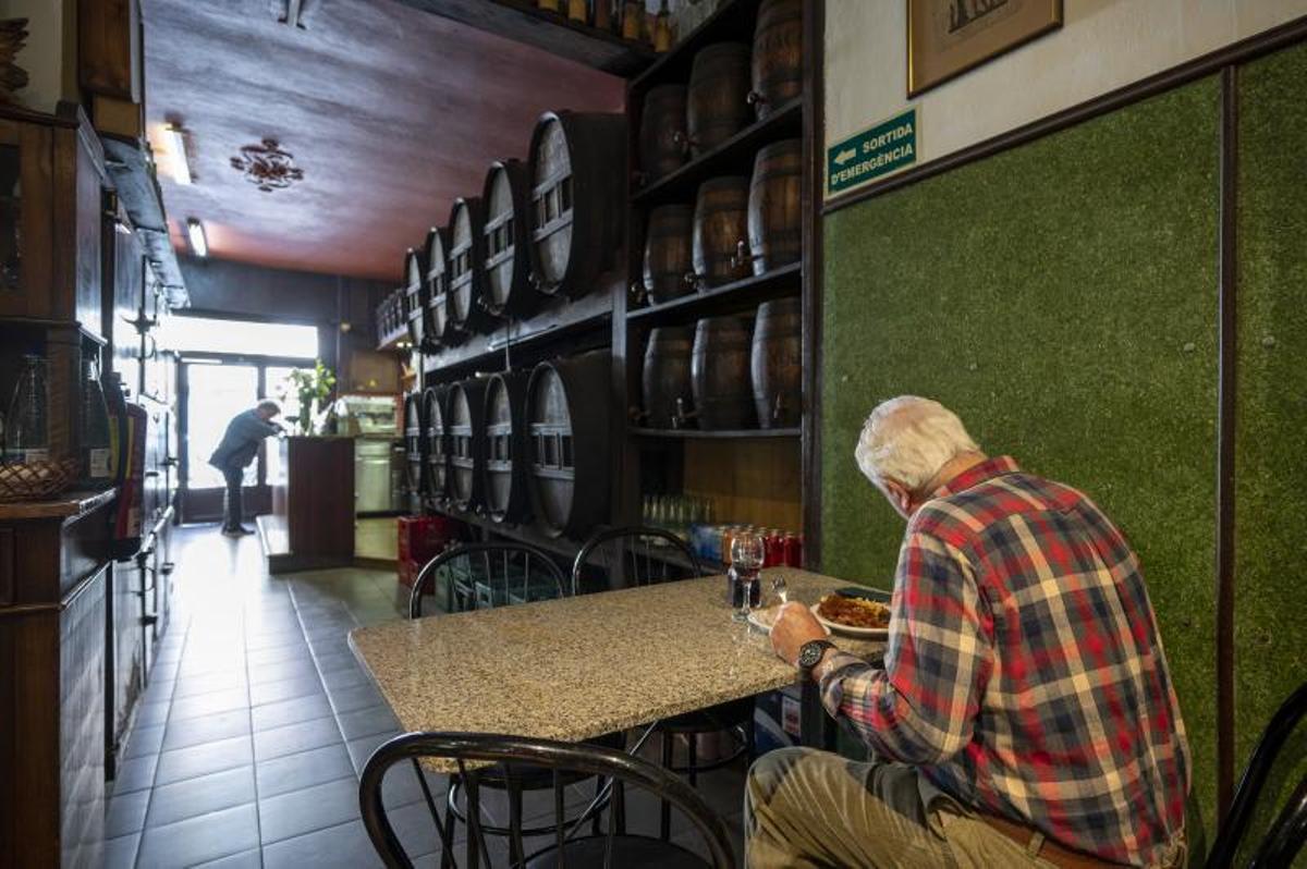 Un cliente come en la sala interior, este jueves.