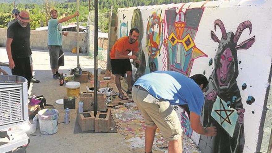 El MIAU de Fanzara se pone en marcha con un mural camaleónico