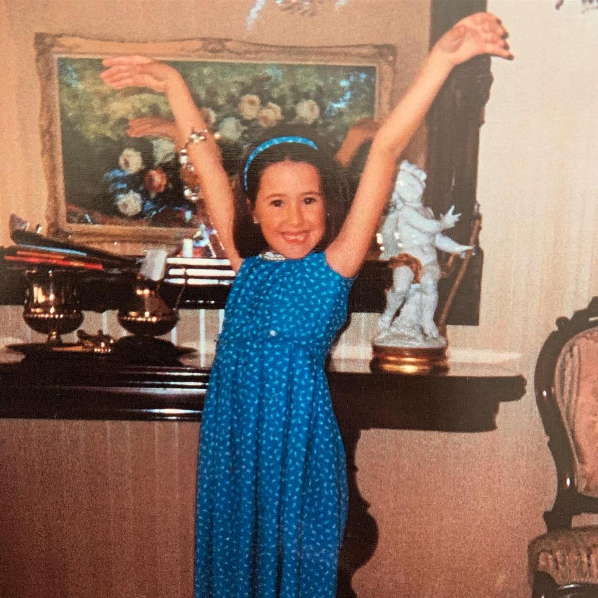 La coruñesa Tania Zapata, de niña, bailando en su casa.
