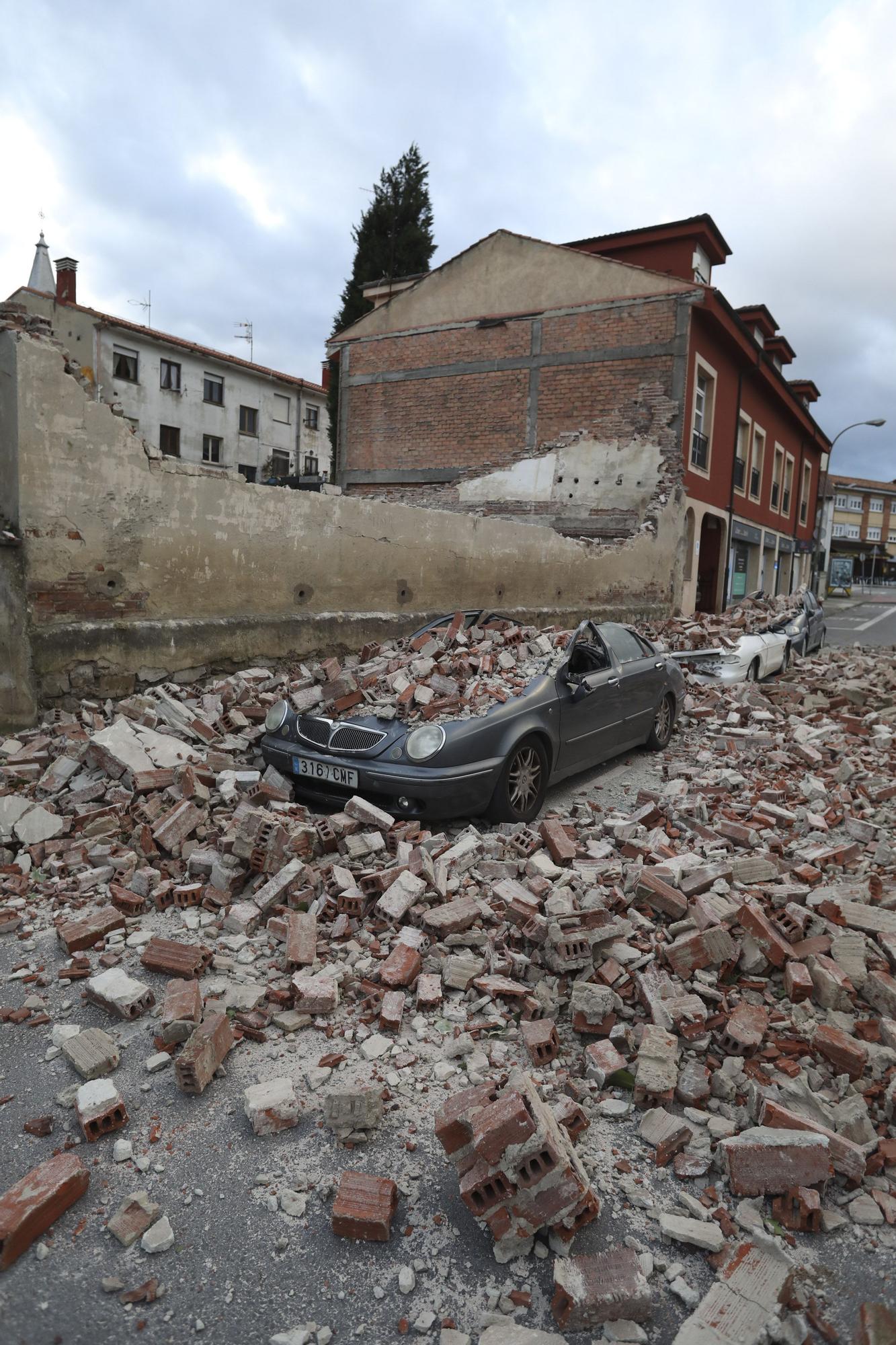 Las imágenes del derrumbe del cine Miranda en Avilés