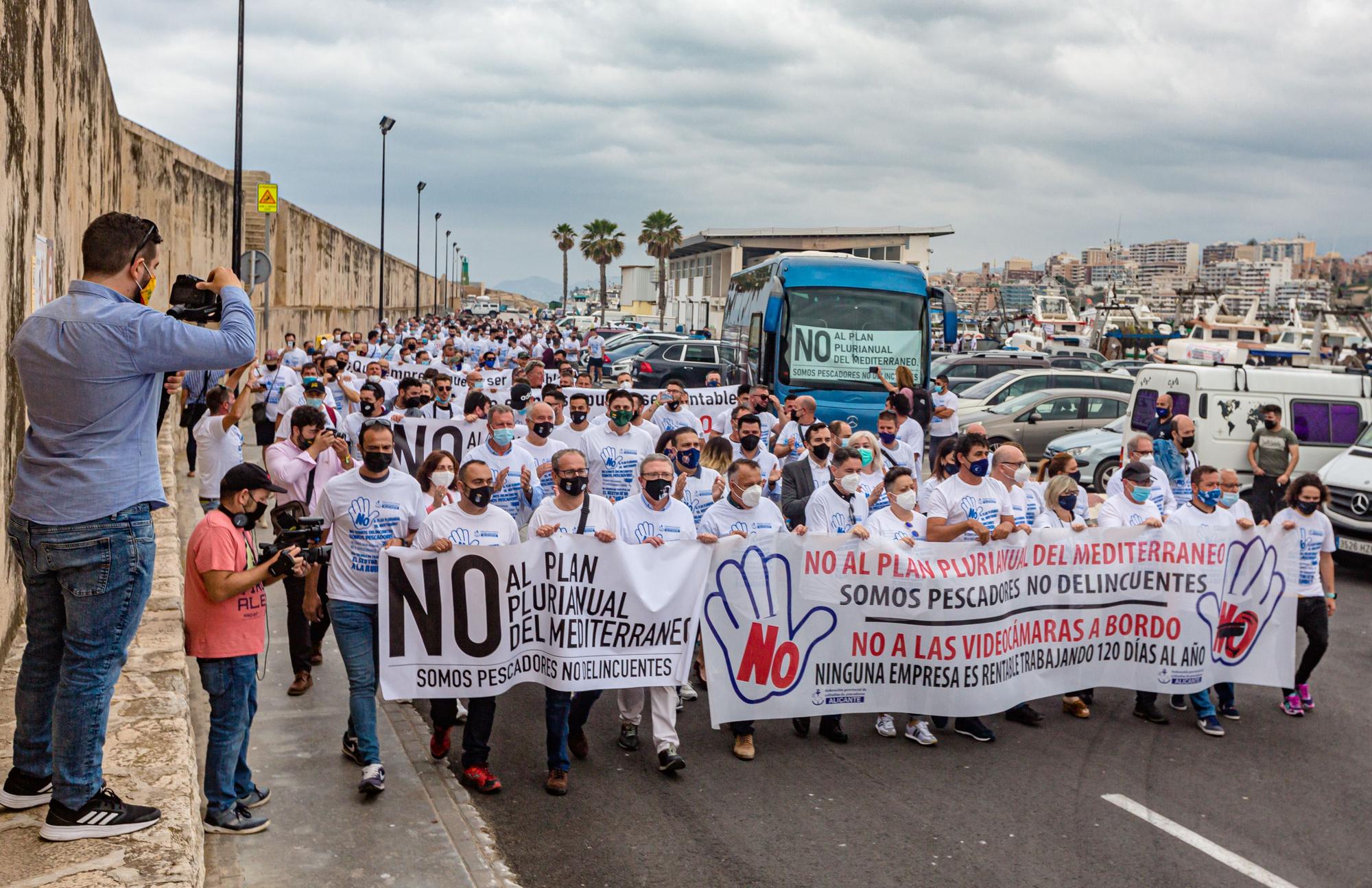 Las cofradías de la provincia protestan en La Vila contra el plan europeo que les obliga a reducir los días de faena