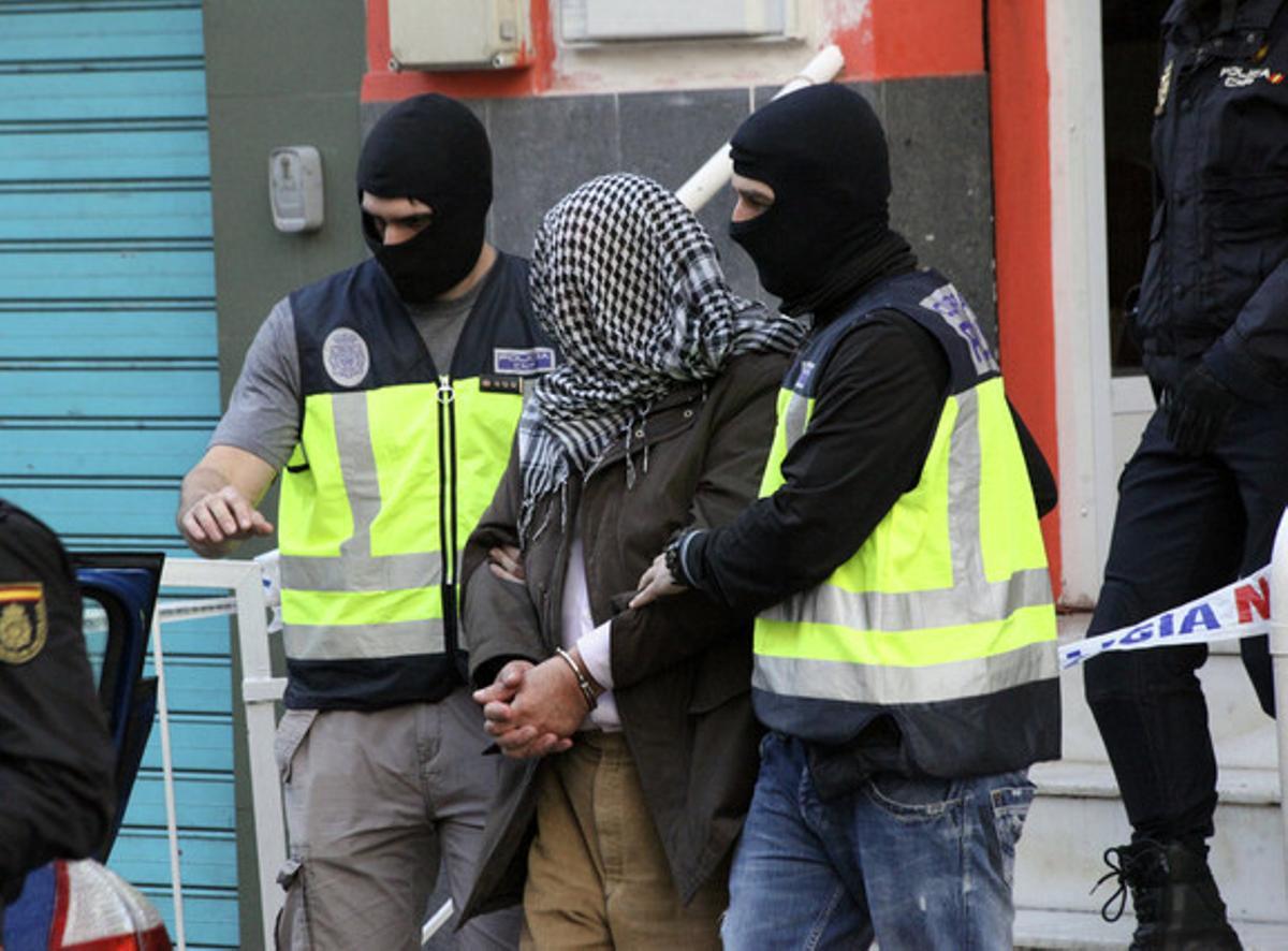 La policia trasllada un dels detinguts a Ceuta per la seva presumpta relació amb les organitzacions terroristes Estat Islàmic i Jabhat al-Nusra. La policia trasllada un dels detinguts a Ceuta per la seva presumpta relació amb les organitzacions terroristes Estat Islàmic i Jabhat al-Nusra.