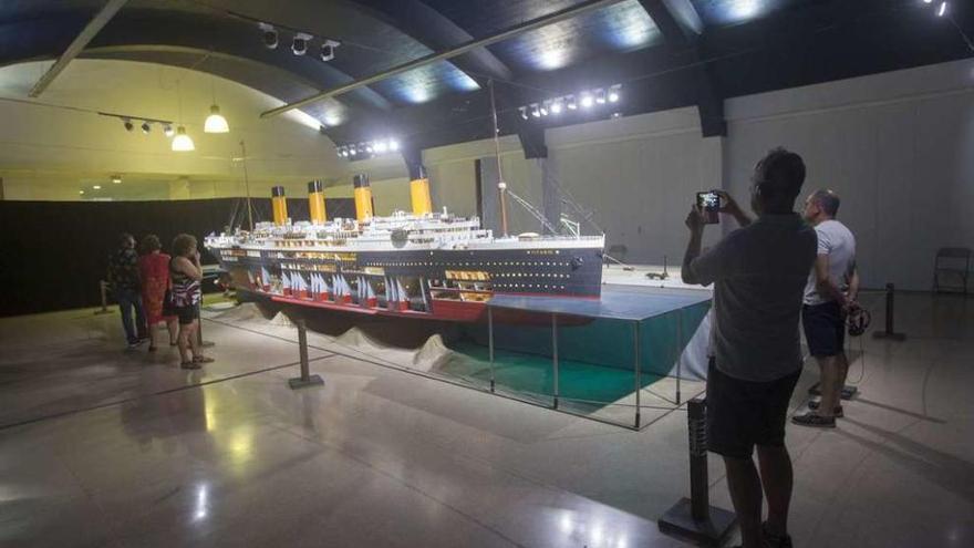 Visitantes en la exposición sobre el Titanic que se muestra en la Estación Marítima de Vigo. // Marcos Canosa