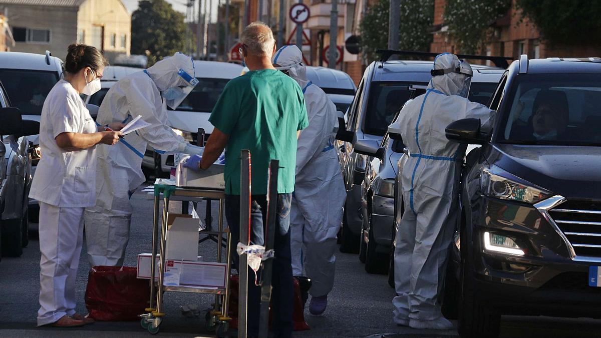 Realización masiva de pruebas PCR en la Pobla Llarga tras detectarse un brote en la zona.