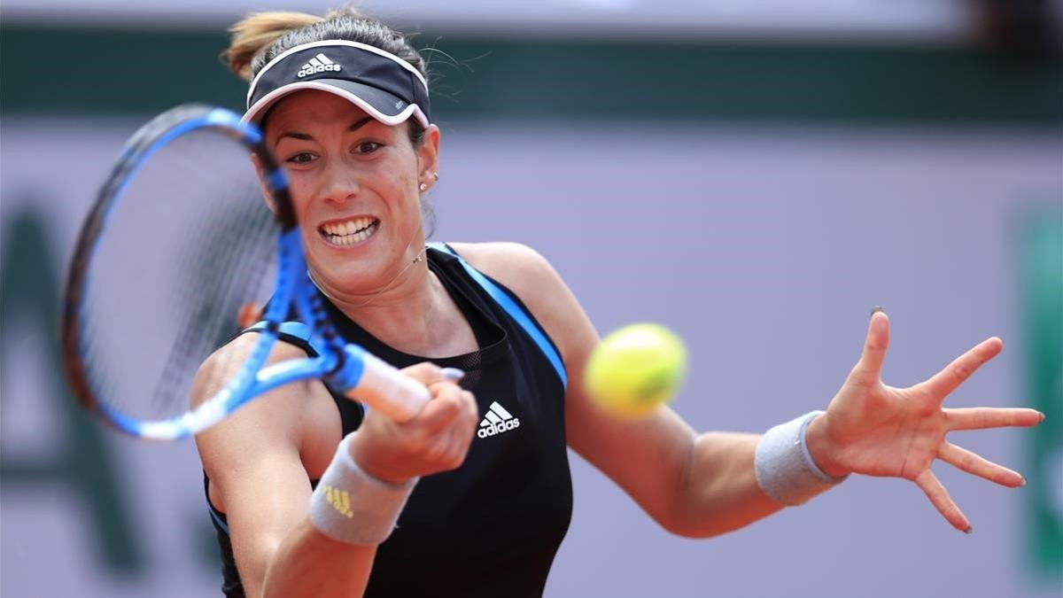 Garbiñe Muguruza devuelve un golpe a Elina Svitolina, en la tercera ronda de Roland Garros.