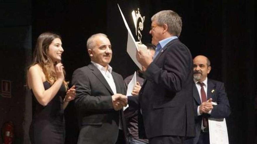 La presidenta y el director de la Banda Artística de Merza recogen el primer premio del Certamen Internacional Vila de Senia, en abril.