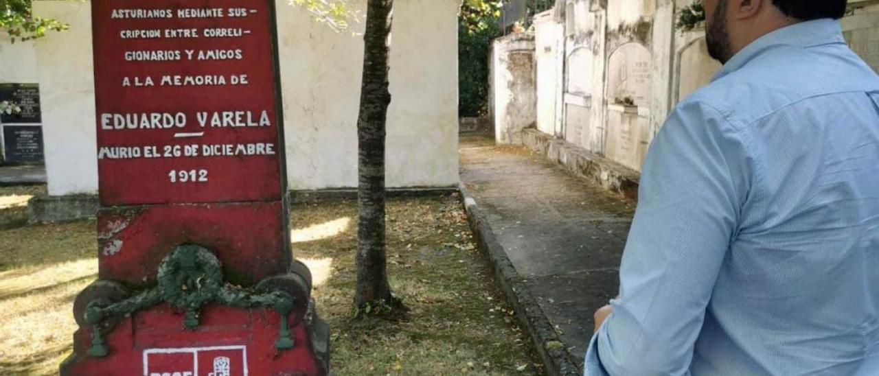 De visita en Gijón. Adrián Barbón compartió ayer en redes sociales una foto en el cementerio de El Suco, en Ceares, visitando la tumba de Eduardo Varela, uno de los fundadores del socialismo asturiano de cuya muerte se cumplirán 110 años en diciembre. Es una visita habitual del Presidente de las «muchas» que realiza cuando acude a Gijón.