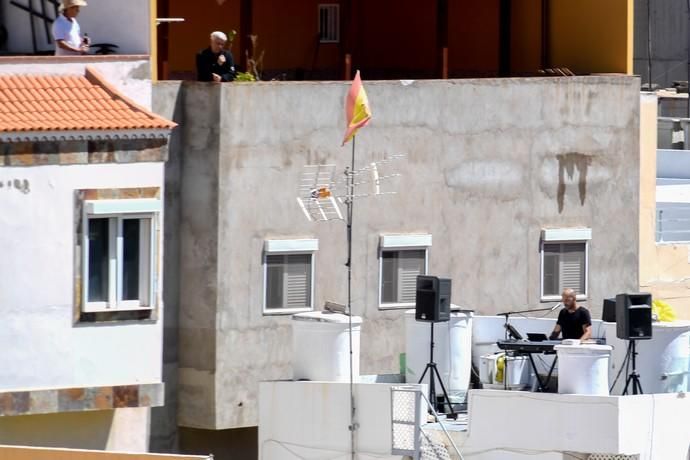 22-03-20 LAS PALMAS DE GRAN CANARIA. BARRIO DE PEDRO HIDALGO. LAS PALMAS DE GRAN CANARIA. Verbena Pedro Hidalgo.  El músico Moisés Afonso organiza una verbena desde su azotea para todas las azoteas del barrio de Pedro Hidalgo.   Fotos: Juan Castro.  | 22/03/2020 | Fotógrafo: Juan Carlos Castro