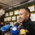 Neymar subasta una zapatilla bañada en oro para recaudar fondos en medio de críticas