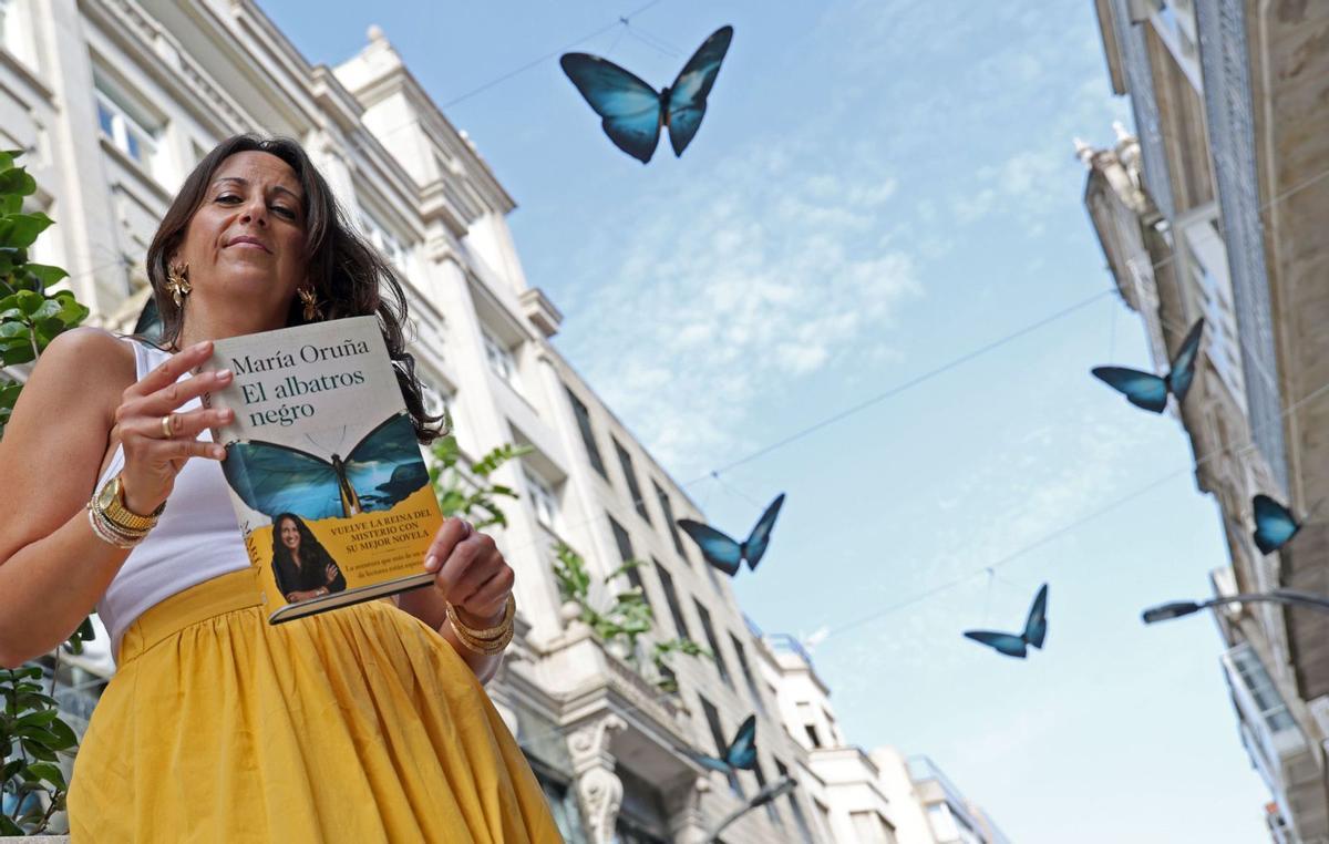 María Oruña, con un ejemplar de su última novela, en Vigo