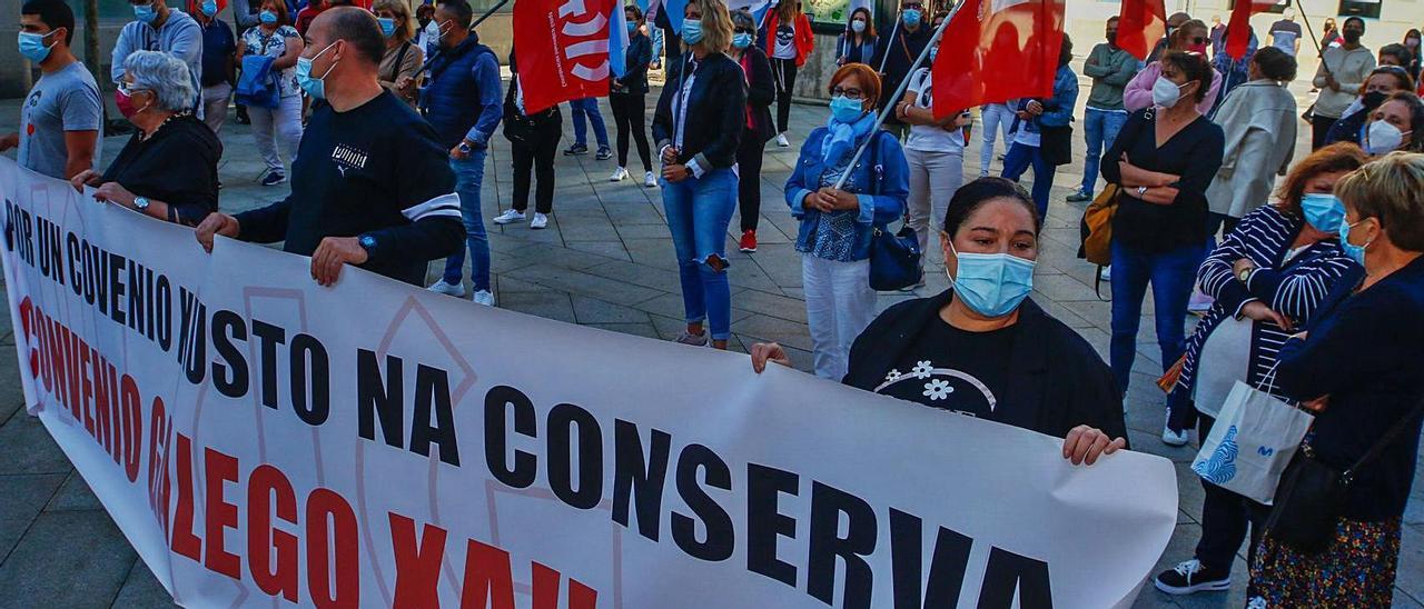 Un momento de la protesta desarrollada por la CIG en Vilagarcía para reclamar un convenio de la conserva “digno”.