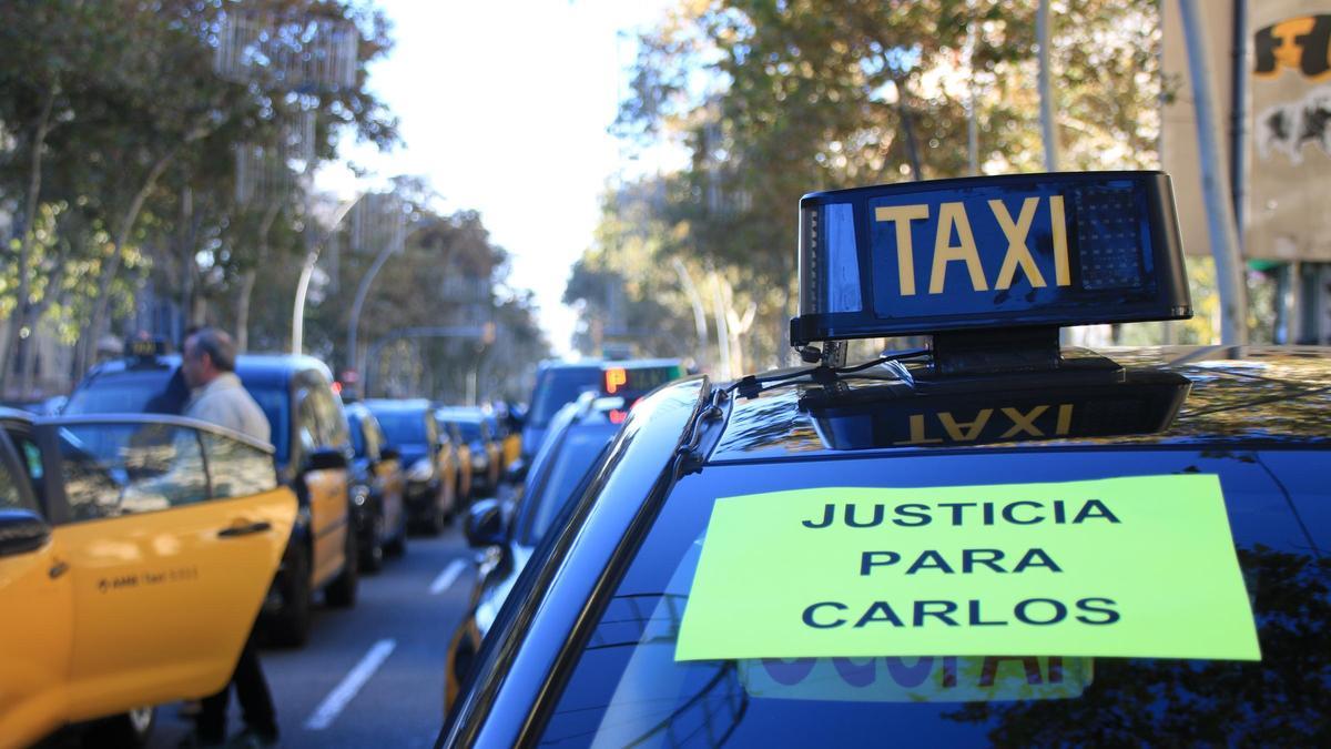 Una pancarta en un taxi que demana justícia per al company mort