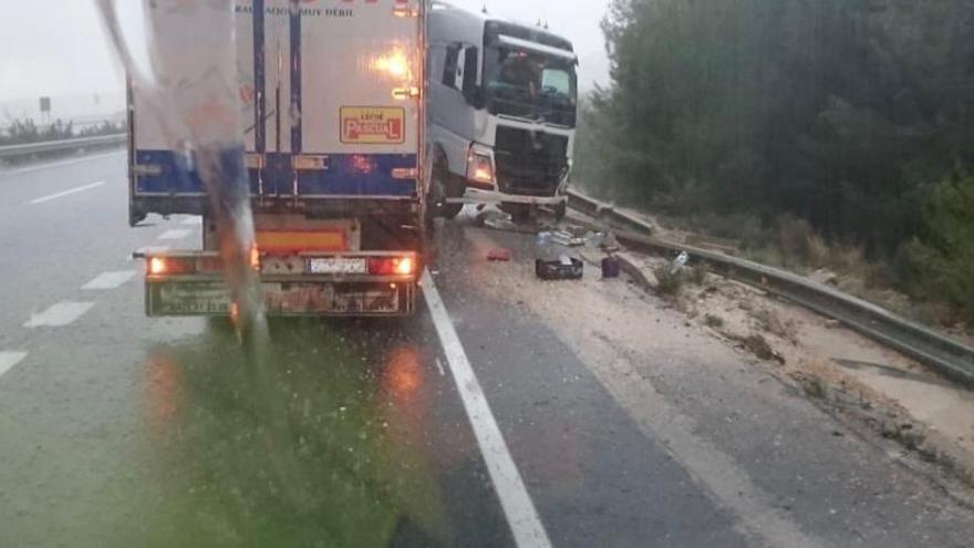 Liberan al conductor de un camión tras un aparatoso accidente en la AP7