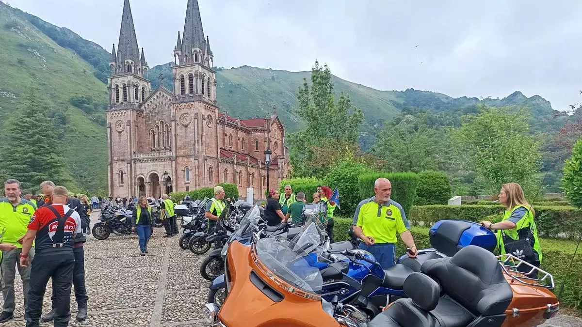 Concentración motera de Caballeros del Asfalto de la Guardia Civil, en el santuario de Covadonga