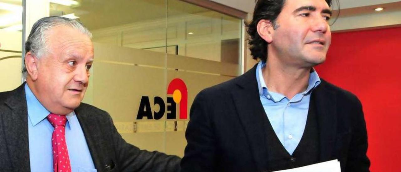 El economista de Feca, Manuel Míguez, y el presidente, José Luis Vilanova. // Iñaki Abella