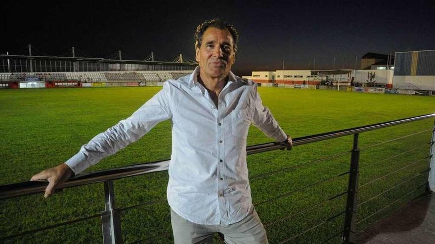 Manolo Núñez comenzó a trabajar ayer con la plantilla del Céltiga en el Salvador Otero. // Iñaki Abella