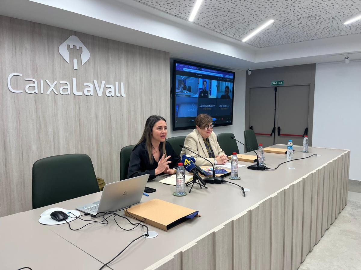 La alcaldesa, Tania Baños, y la subdelegada del Gobierno, Antonia García Valls, en la apertura del acto.
