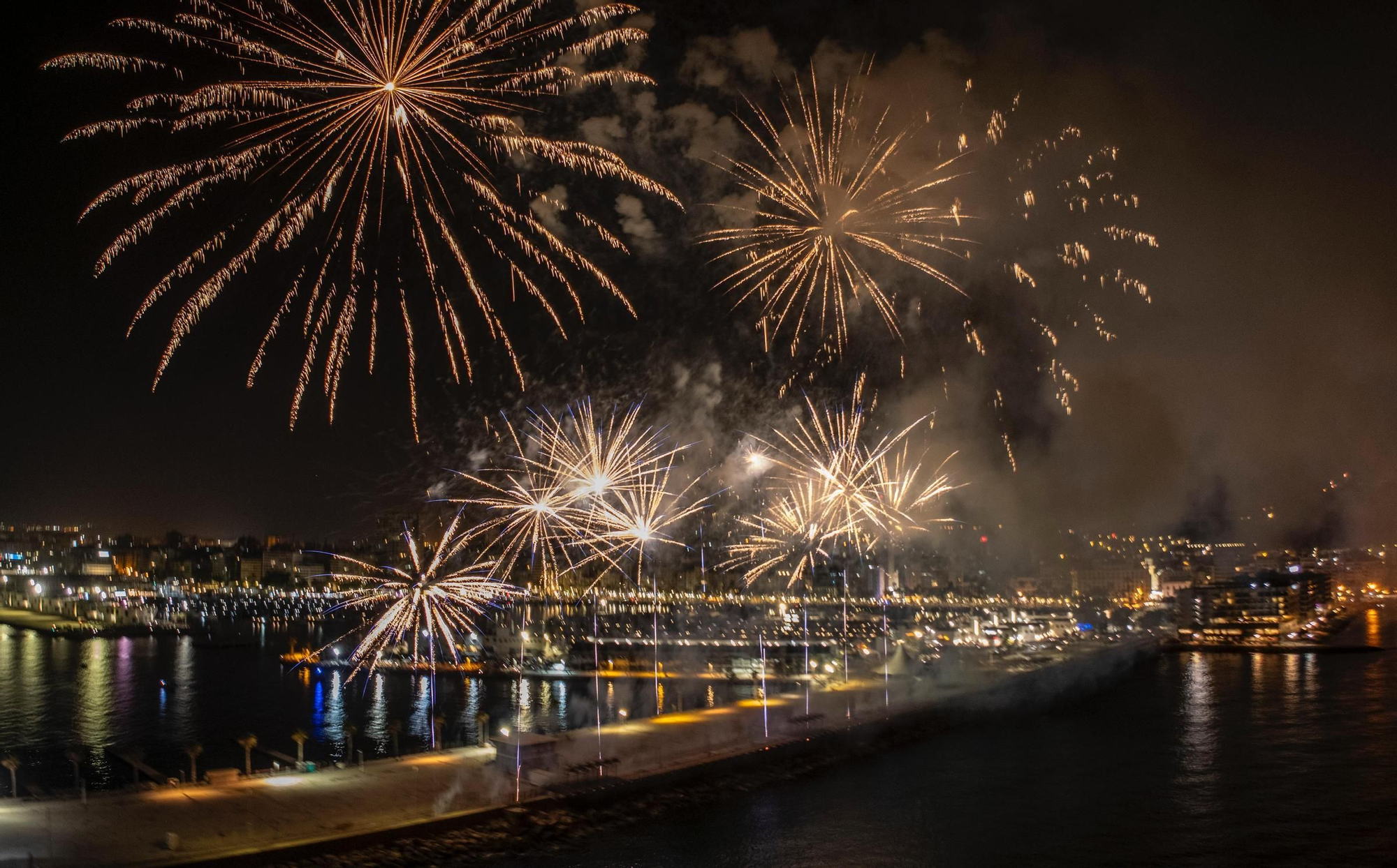 Un nuevo espectáculo en el cielo de Alicante de la mano de la Pirotecnia Fuegos Artificiales del Mediterráneo