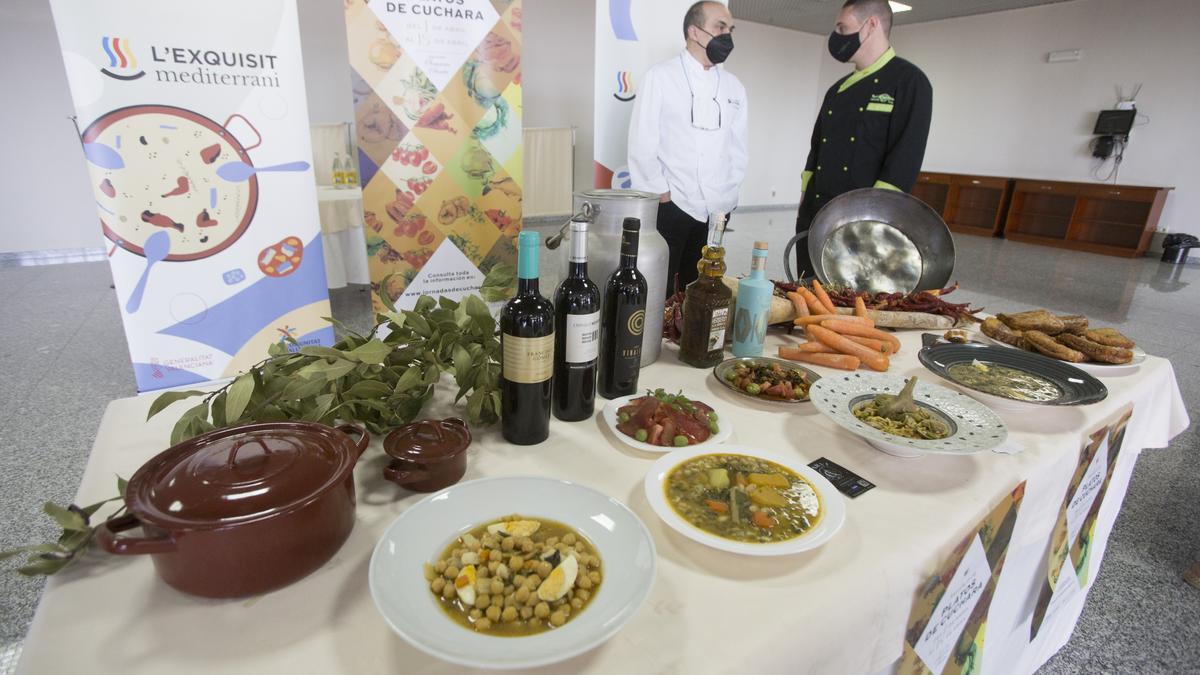 Algunos platos tradicionales de la Semana Santa expuestos durante la presentación.