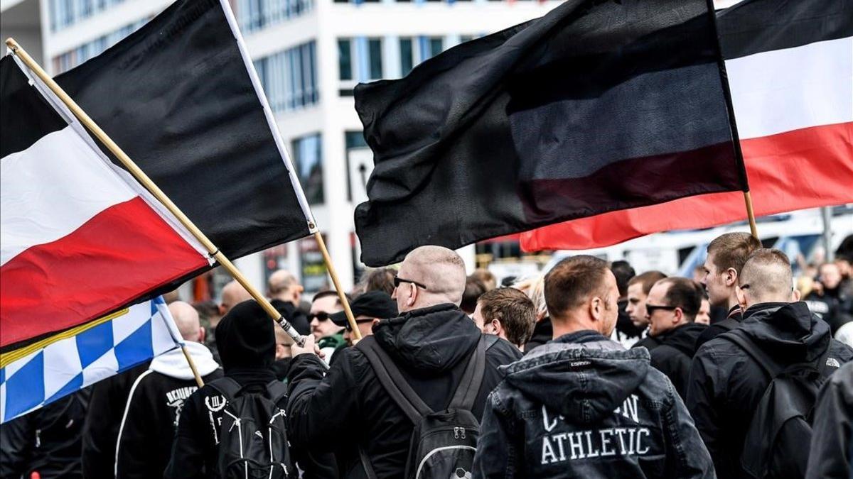 Manifestantes ultraderechistas mientras participan en una protesta en Chemnitz en mayo del 2018.