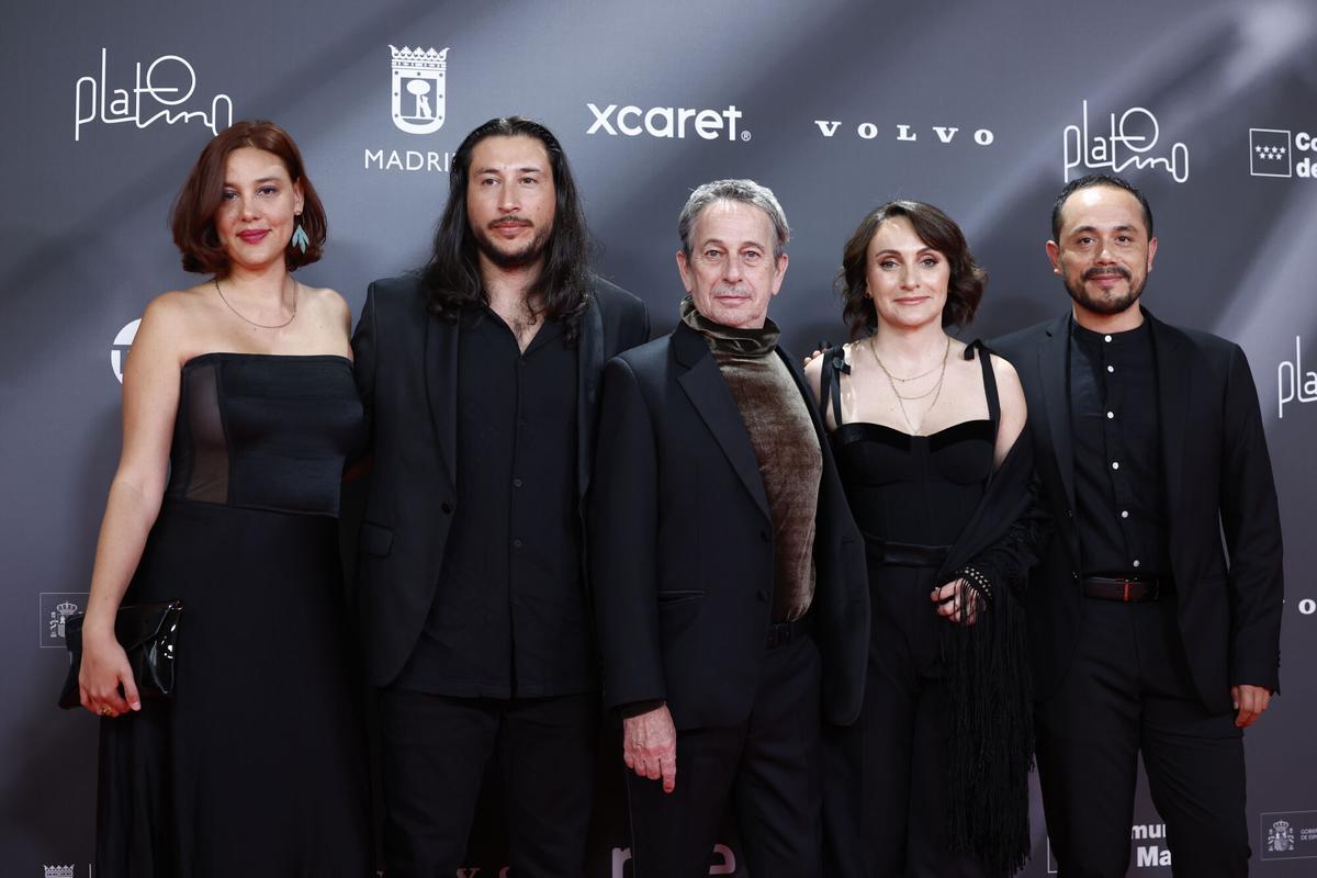 MADRID, 27/04/2025.- El elenco de El ladrón de perros posa en el photocall previo a la entrega de los Premios Platino, este domingo en IFEMA, en Madrid. EFE/ Daniel González