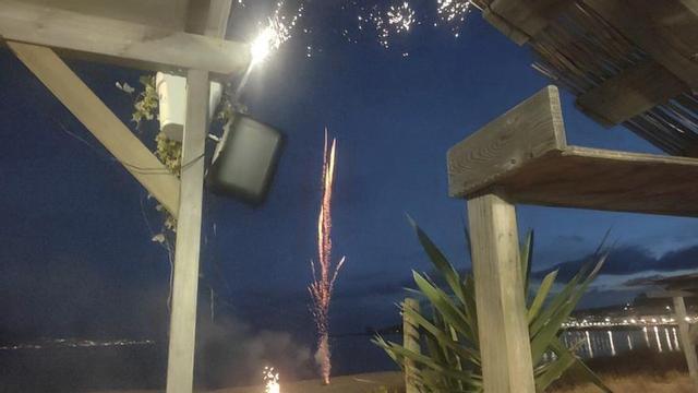 Fuegos artificiales en la playa canguesa.