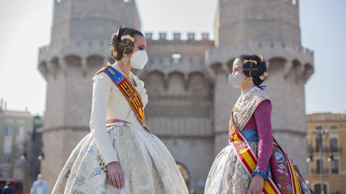 Las falleras mayores de València, con mascarilla, ante las Torres de Serranos el pasado domingo, ante de conocer el calendario escolar de Fallas definitivo.