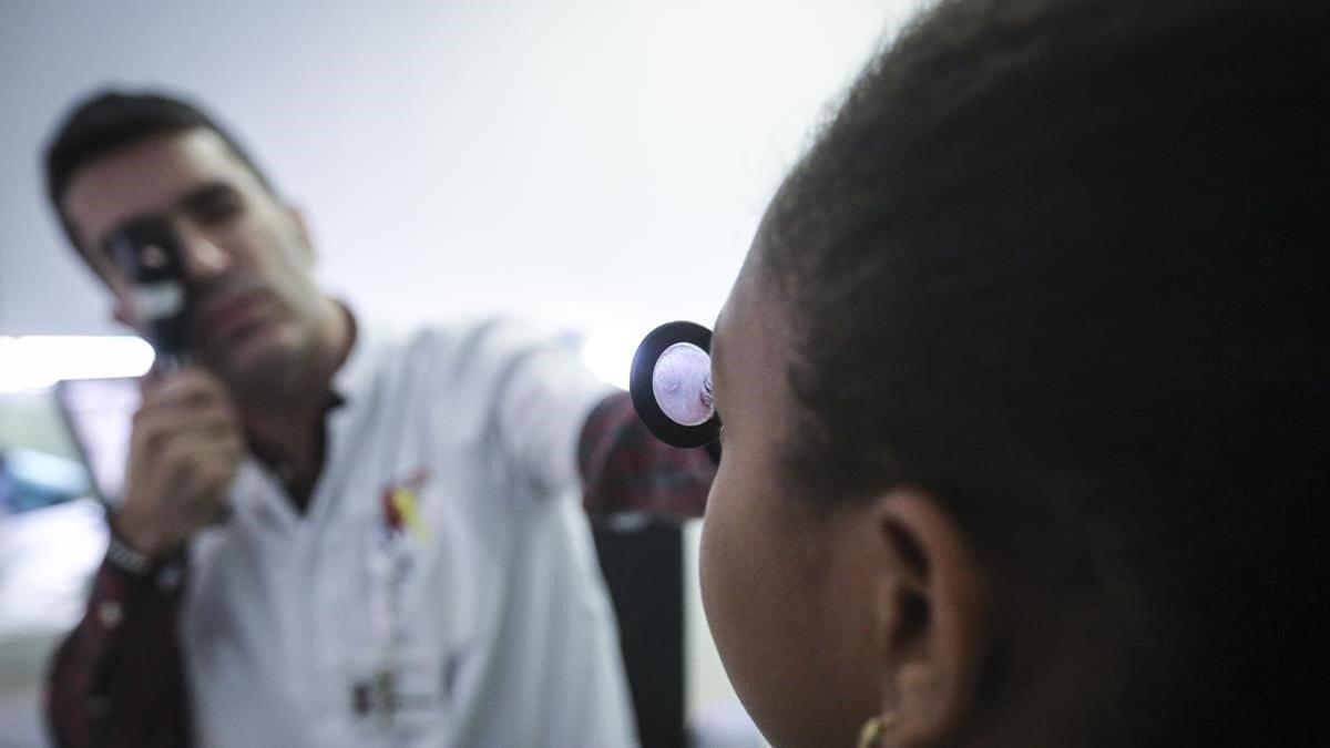 El doctor Rodolfo Miranda, en una revisión ocular infantil en Sant Joan de Déu.