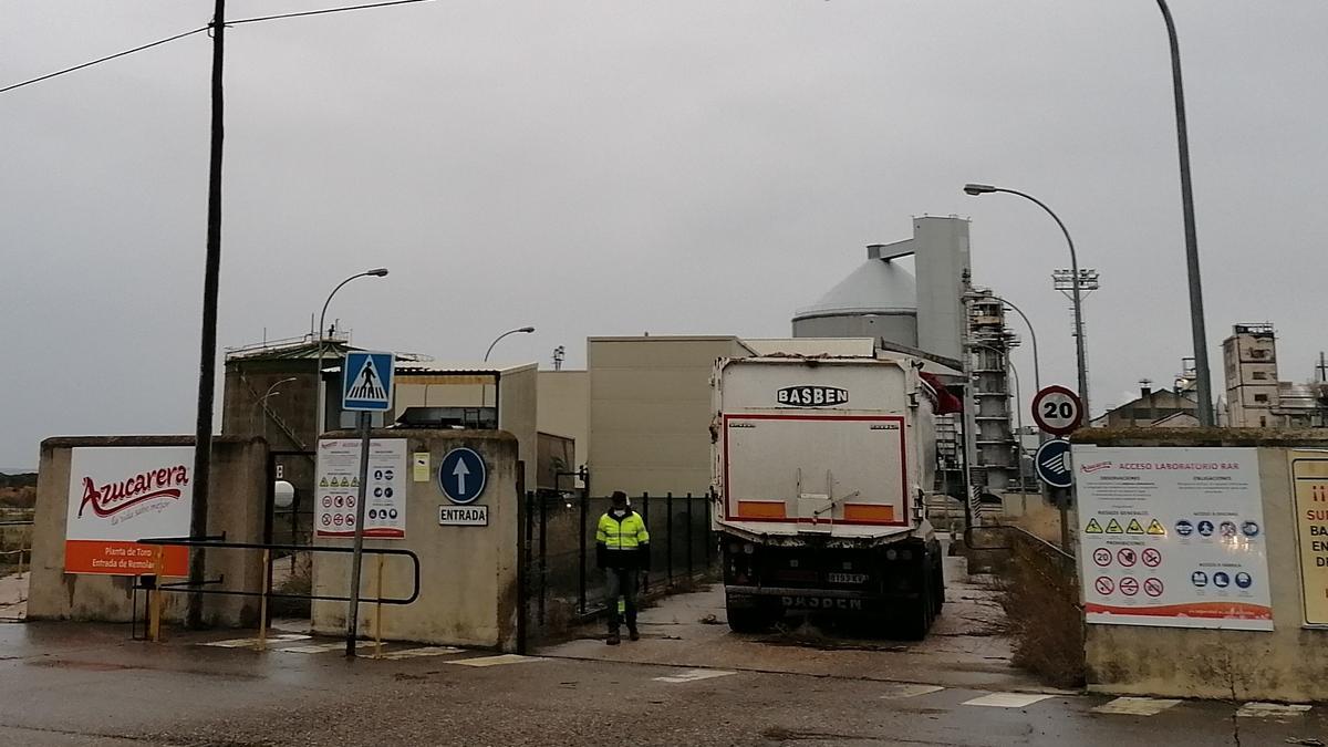 Acceso para camiones cargados de remolacha en la fábrica Azucarera de Toro