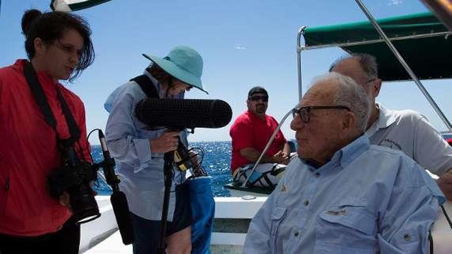 Eliana Álvarez, a la izquierda, con Walter Munk, a la derecha, en el rodaje del documental &quot;Spirit of Discovery&quot;.