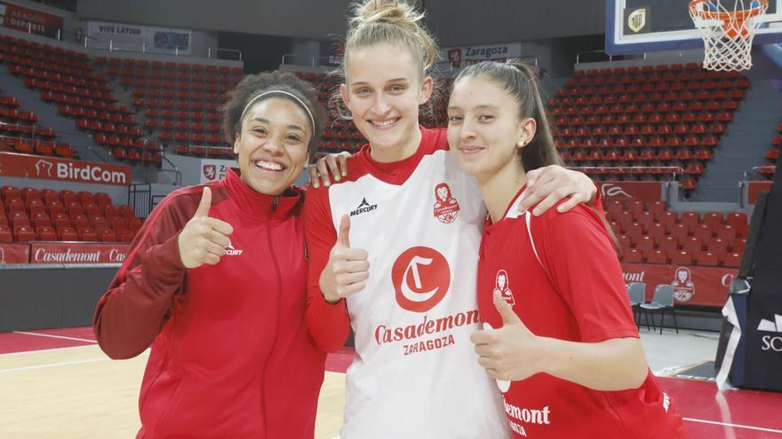 Helena Oma, Leo Fiebich y Davinia Ángel posan sonrientes y desprendiendo optimismo en el entrenamieinto de este miércoles. | ANDREEA VORNICU