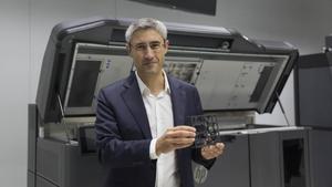 Ramon Pastor, vicepresidente de impresión 3D de HP, con la impresora creada en Sant Cugat.