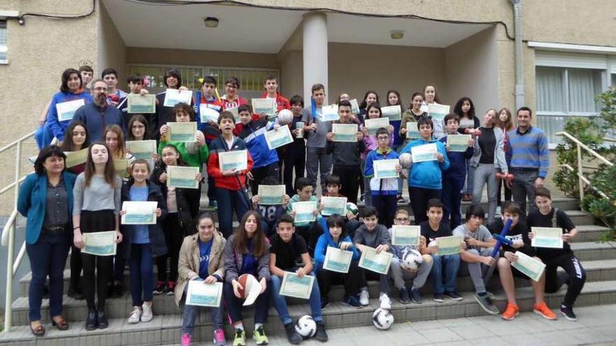 Los ganadores del trabajo escolar, en las escaleras de entrada del instituto Monte Carrasco. // FdV