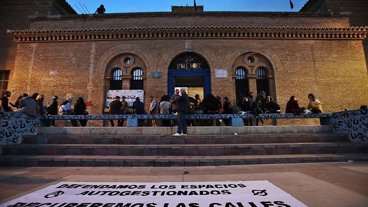 La antigua cárcel de Torrero lleva años okupada.  | EL PERIÓDICO