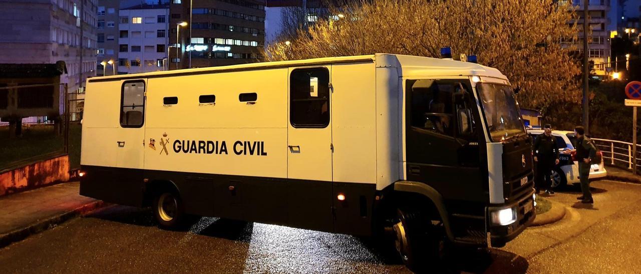 Llegada al juzgado de Vigo de un furgón de la Guardia Civil con parte de los detenidos en la operación