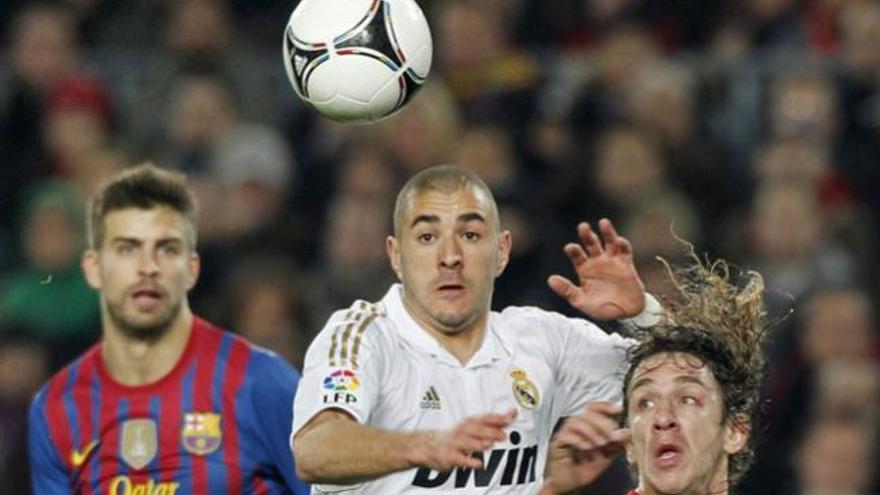 Benzema, antes de superar a Puyol, para establecer el empate a dos. i ALBERT GEA/EFE