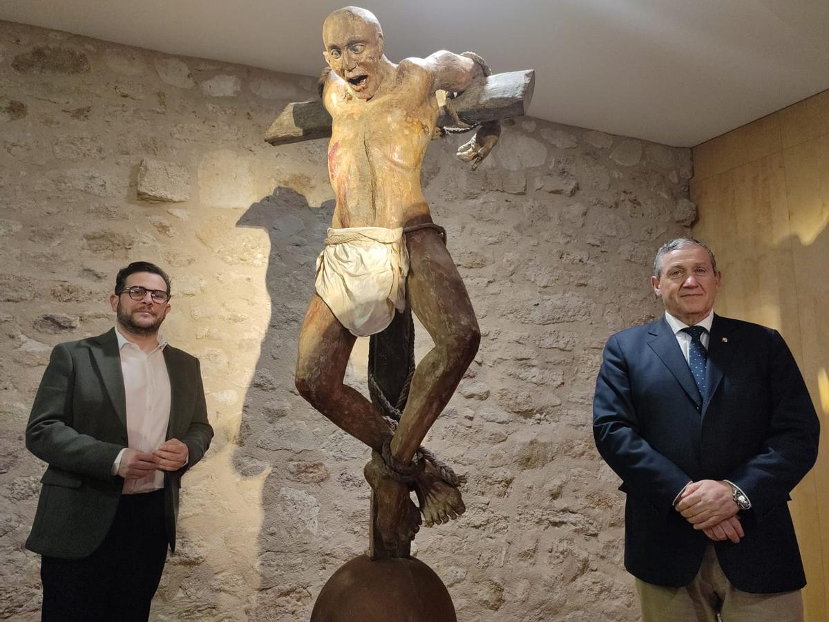 Víctor López de la Parte y Javier Faúndez junto a la obra de Ricardo Flecha.