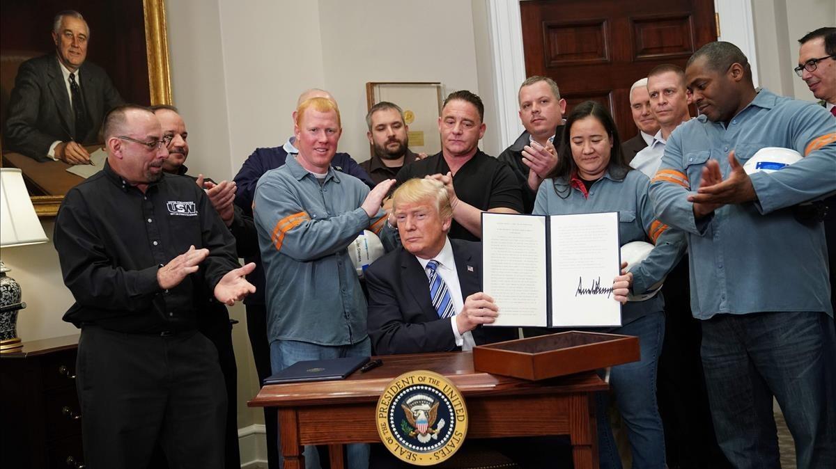 Trump tras firmar las medidas arancelarias sobre el acero y el aluminio.