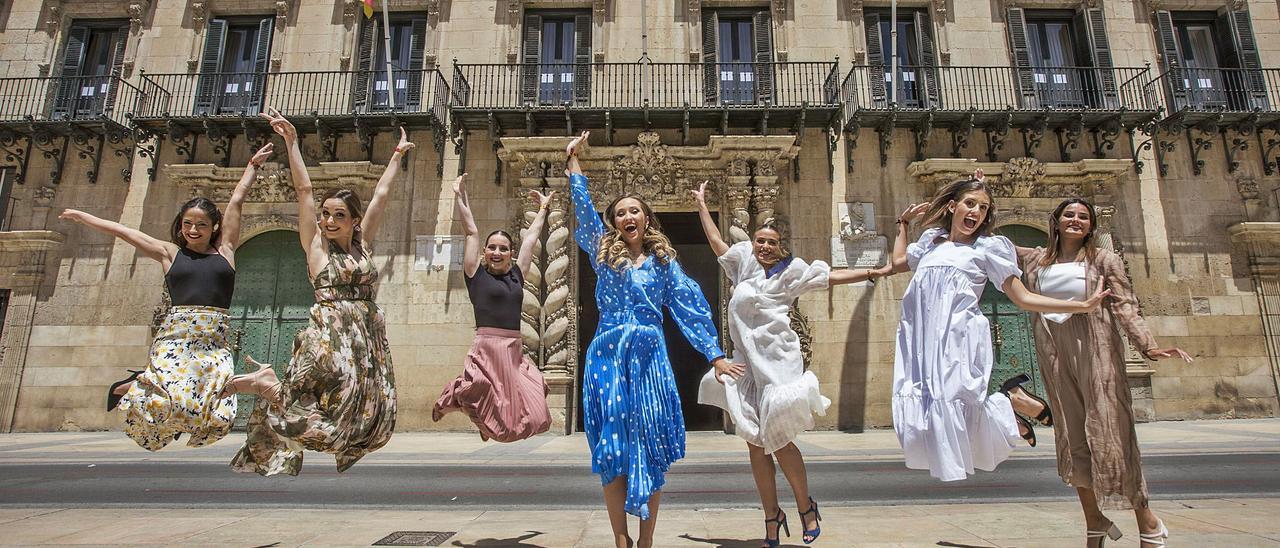 Las mujeres que integran la flamante corte de la fiestas del fuego saltan en la plaza del Ayuntamiento, donde en junio de 2022 quemarán la Hoguera Oficial. | PILAR CORTÉS