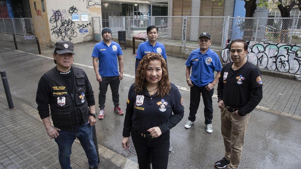 Seis líderes de la comunidad filipina del Raval que han sido formados en salud mental por el CAP Raval Nord, con Emily Silang en primer plano.