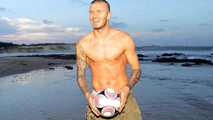 El futbolista David Beckham posa con un balón