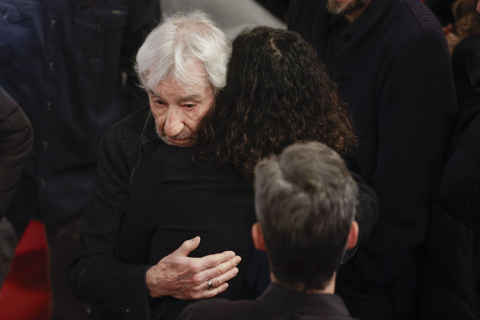 MADRID, 18/12/2024.- El actor José Sacristán abraza a María Isasi, hija de la actriz Marisa Paredes, en la capilla ardiente de la artista el Teatro Español en Madrid este miércoles. Paredes falleció a los 78 años este martes, 17 de diciembre. EFE/Zipi