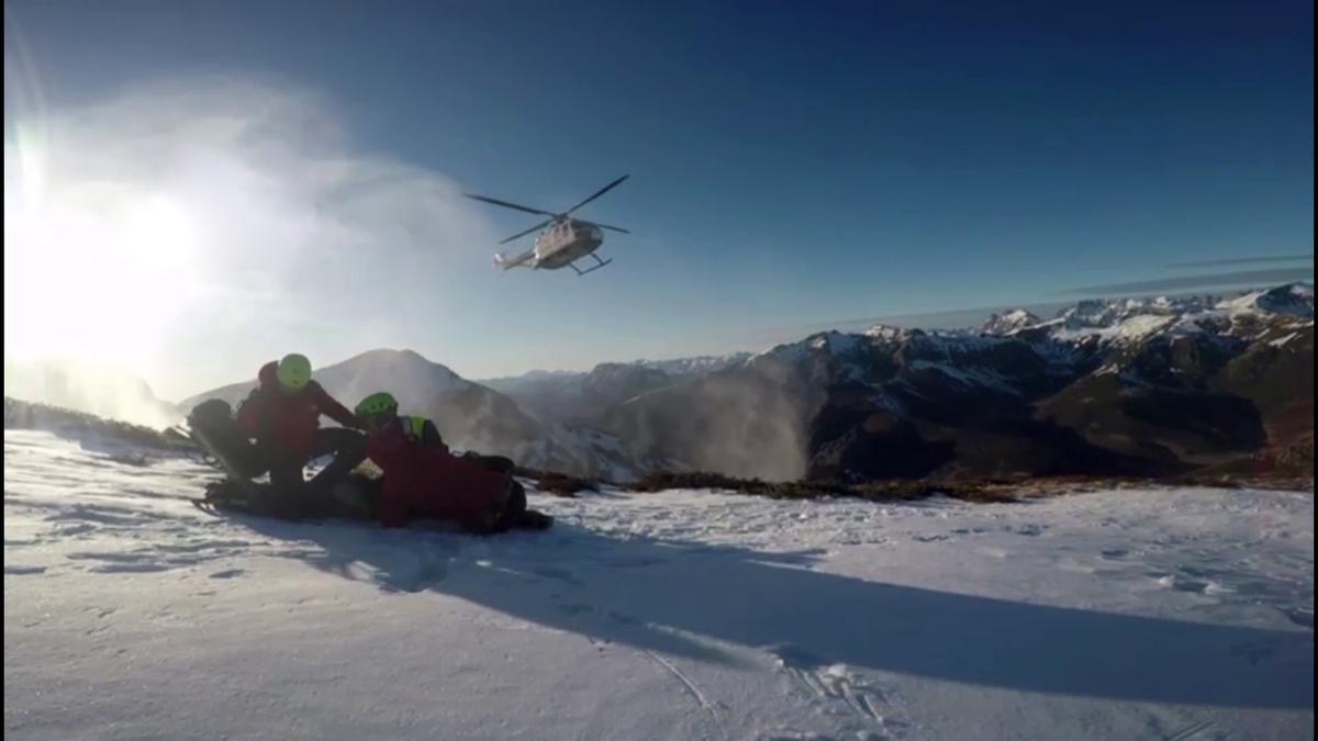 El helicóptero durante el rescate.