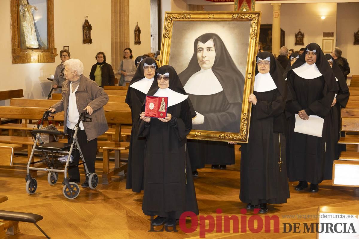 Así ha sido el traslado del cuatro y la reliquia de Santa Teresa de Jornet desde el Asilo hasta la Parroquia de la Concepción en Caravaca