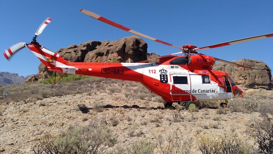 Un helicóptero del GES rescata a un parapentista que cayó en una zona de difícil acceso en Lanzarote