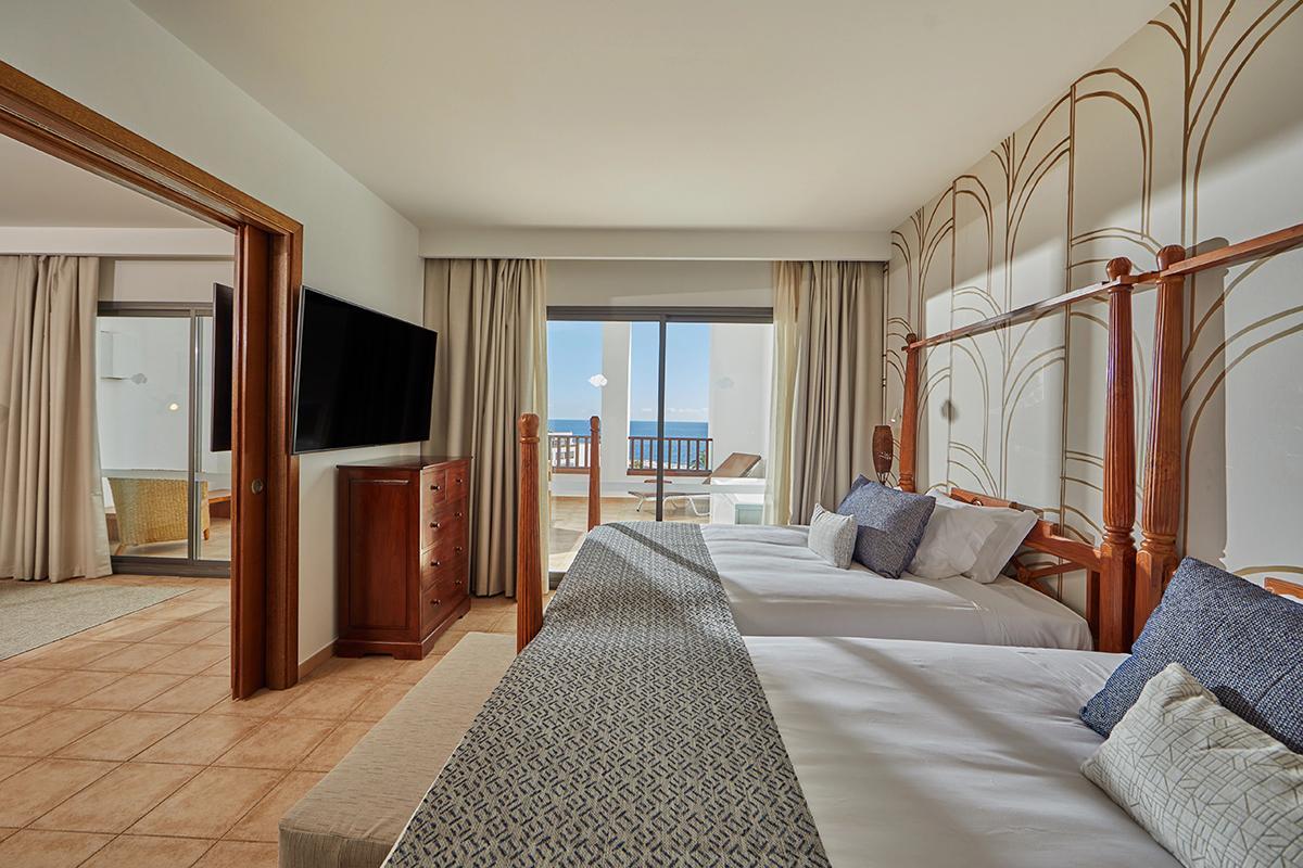 Habitación doble con terraza y vistas al mar