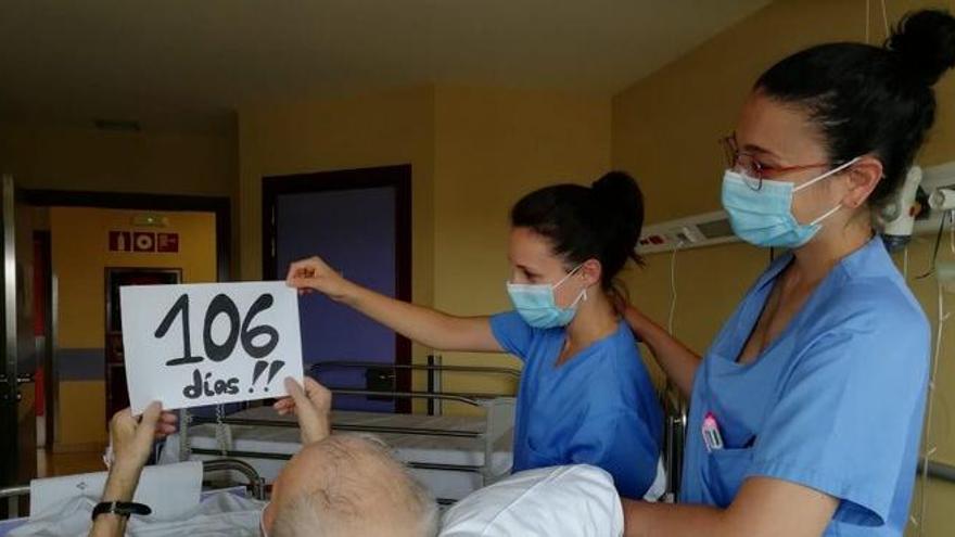 Dos enfermeras acompañan al último paciente ingresado por covid-19 en el hospital San Agustín de Avilés.