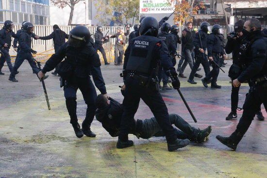 Actuació dels Mossos contra antifeixistes a Girona