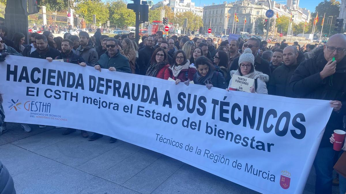 Una representación de los técnicos de Hacienda murcianos presentes este miércoles en Madrid para participar en la protesta.